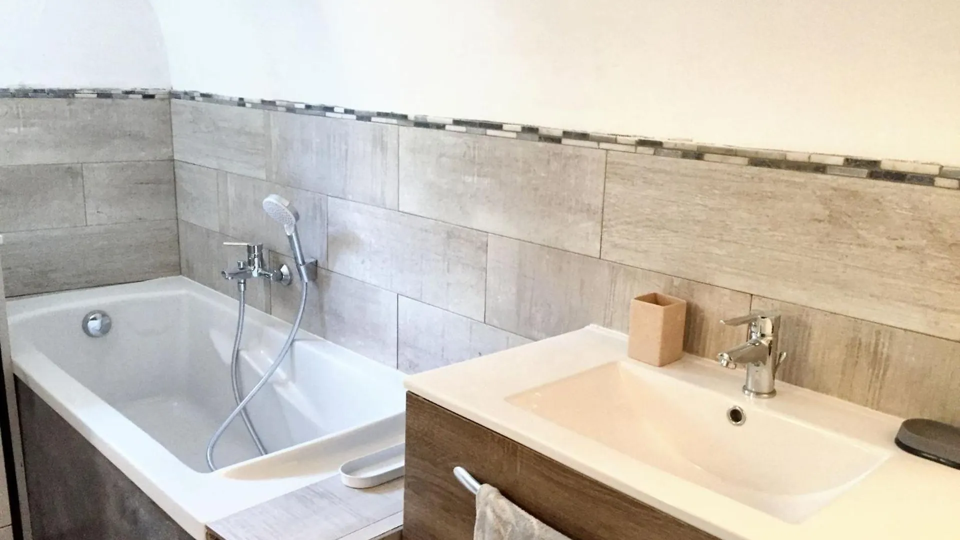 Holiday home Maison Accueillante A Saint-Andre-De-Cruzieres Avec Piscine Partagee